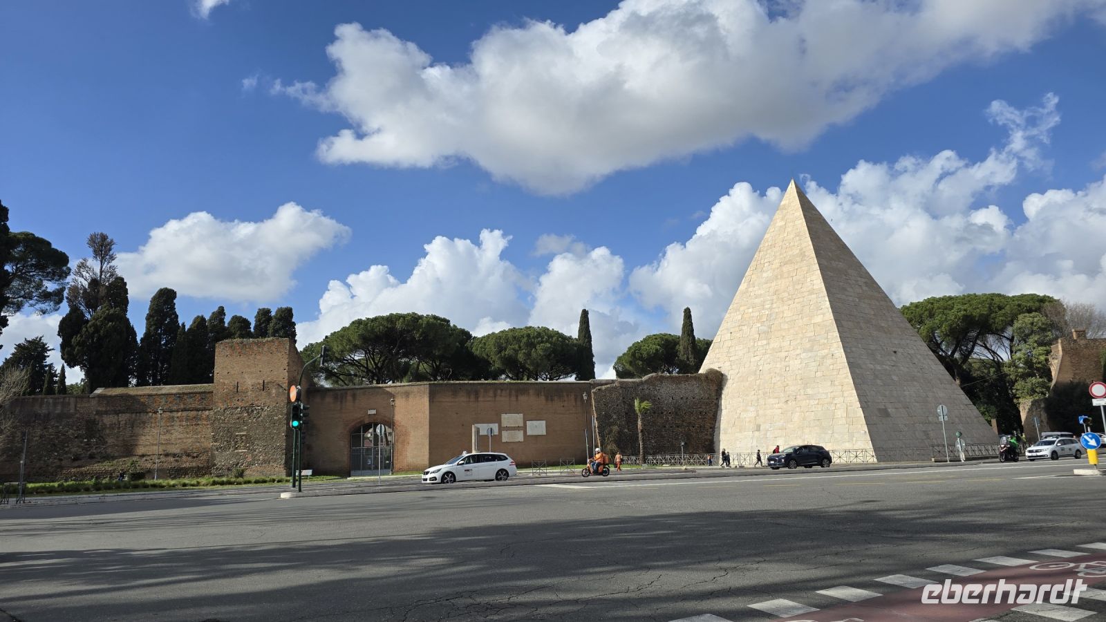 Die Cestius Pyramide mit dem protestantischen Friedhof 