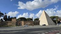 Die Cestius Pyramide mit dem protestantischen Friedhof 