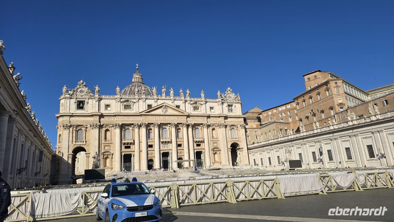 Warten vor dem Petersdom 