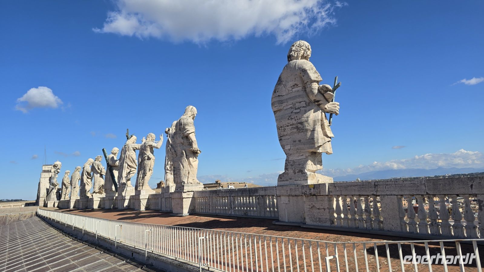 Statuen vor der Kuppel des Petersdom