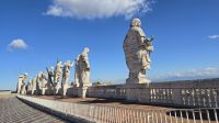 Statuen vor der Kuppel des Petersdom