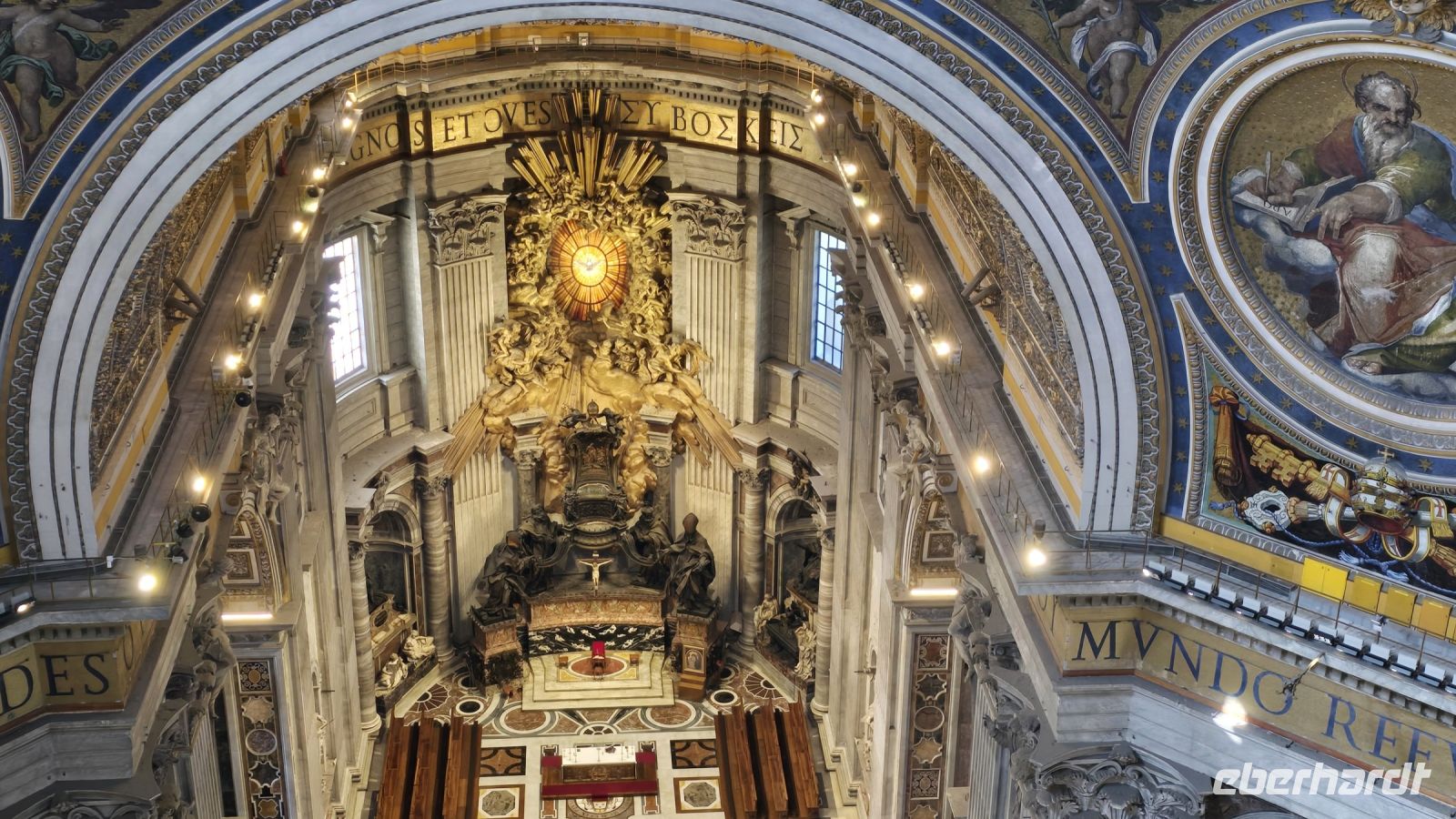 Blick von der Kuppel auf den Stuhl des Apostel Petrus im Petersdom