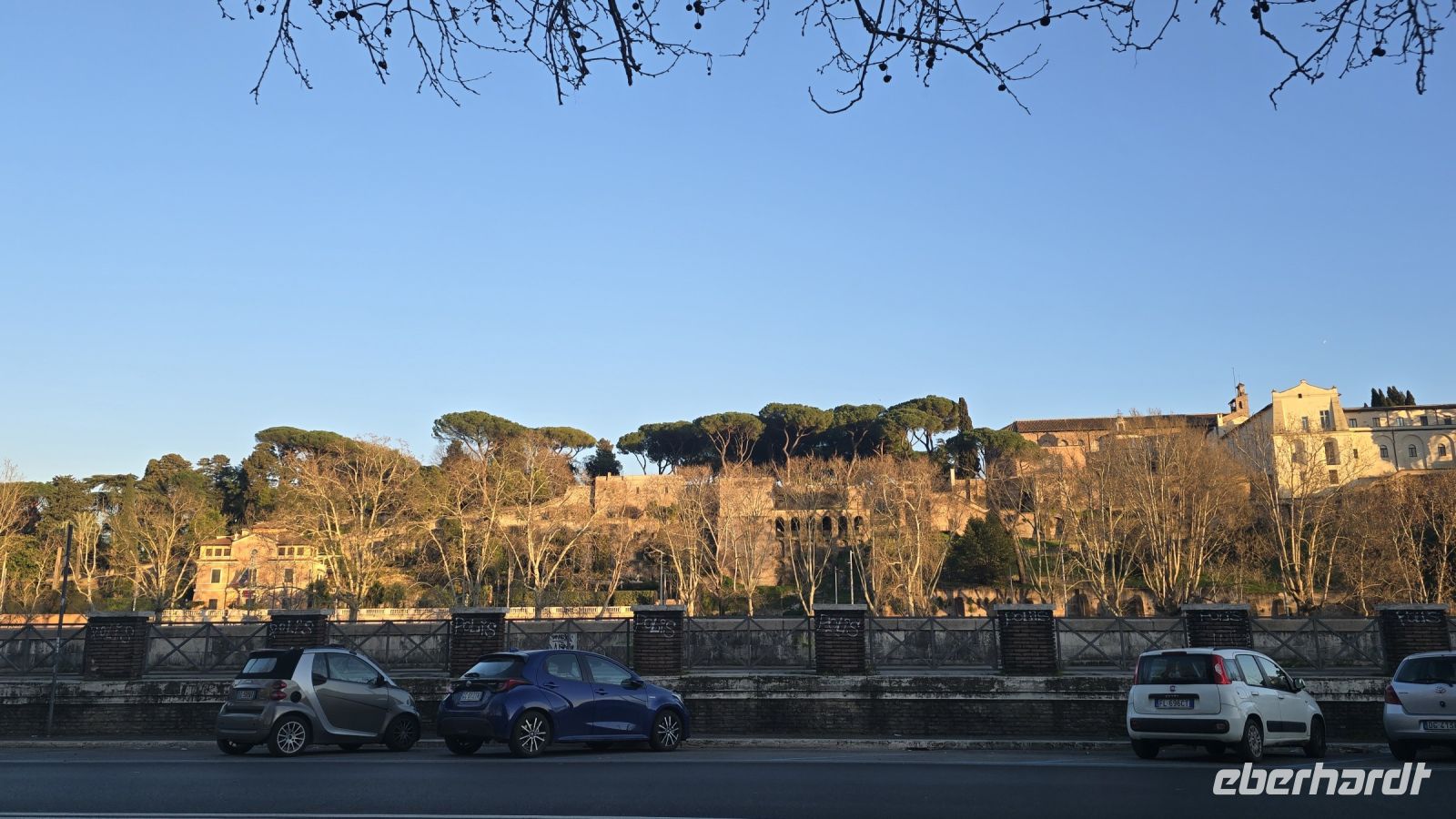 Spaziergang am Tiber mit Blick zum Aventin
