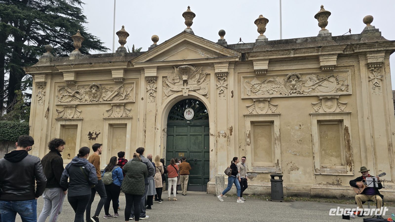 Anstehen am Schlüsselloch Roms
