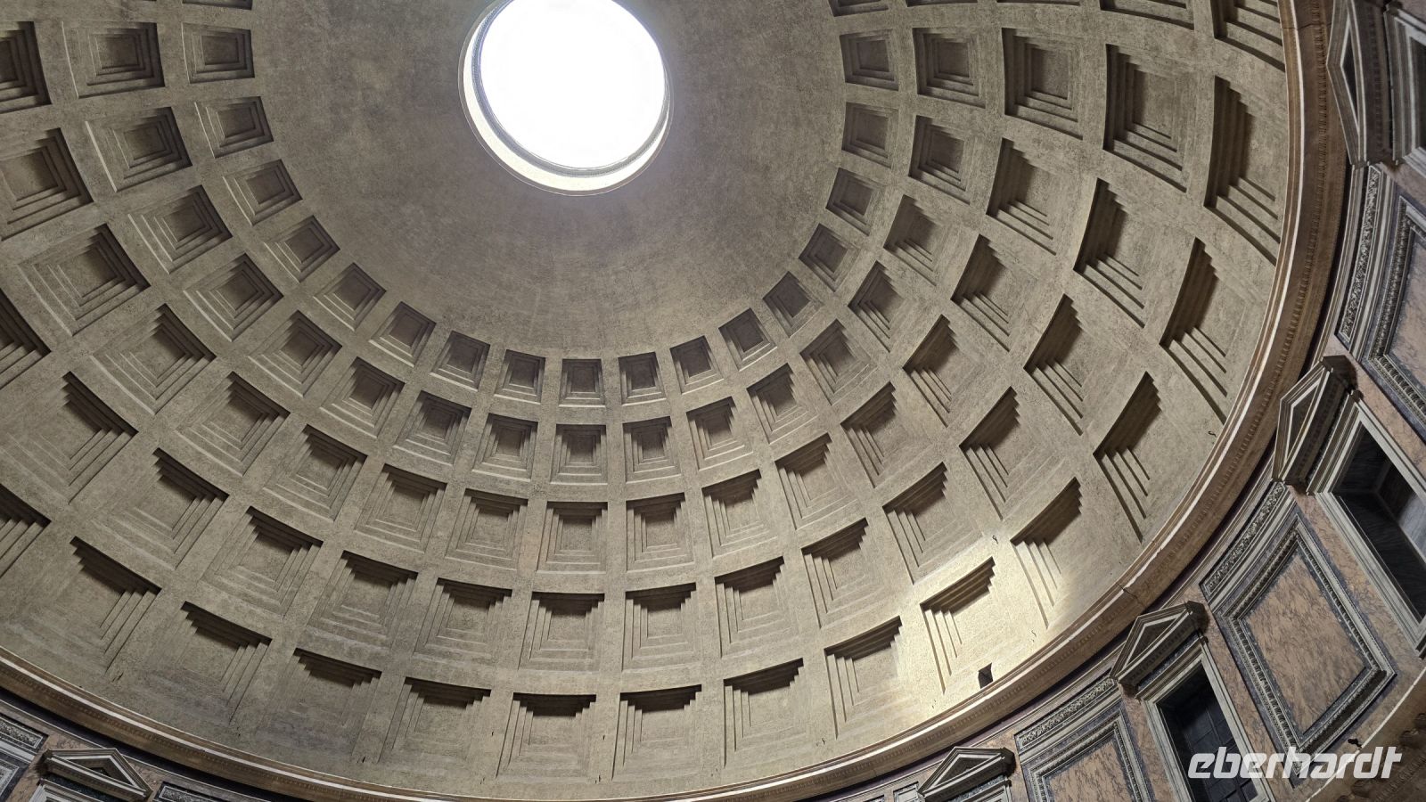 Kuppel des Pantheon mit Sonnenuhr