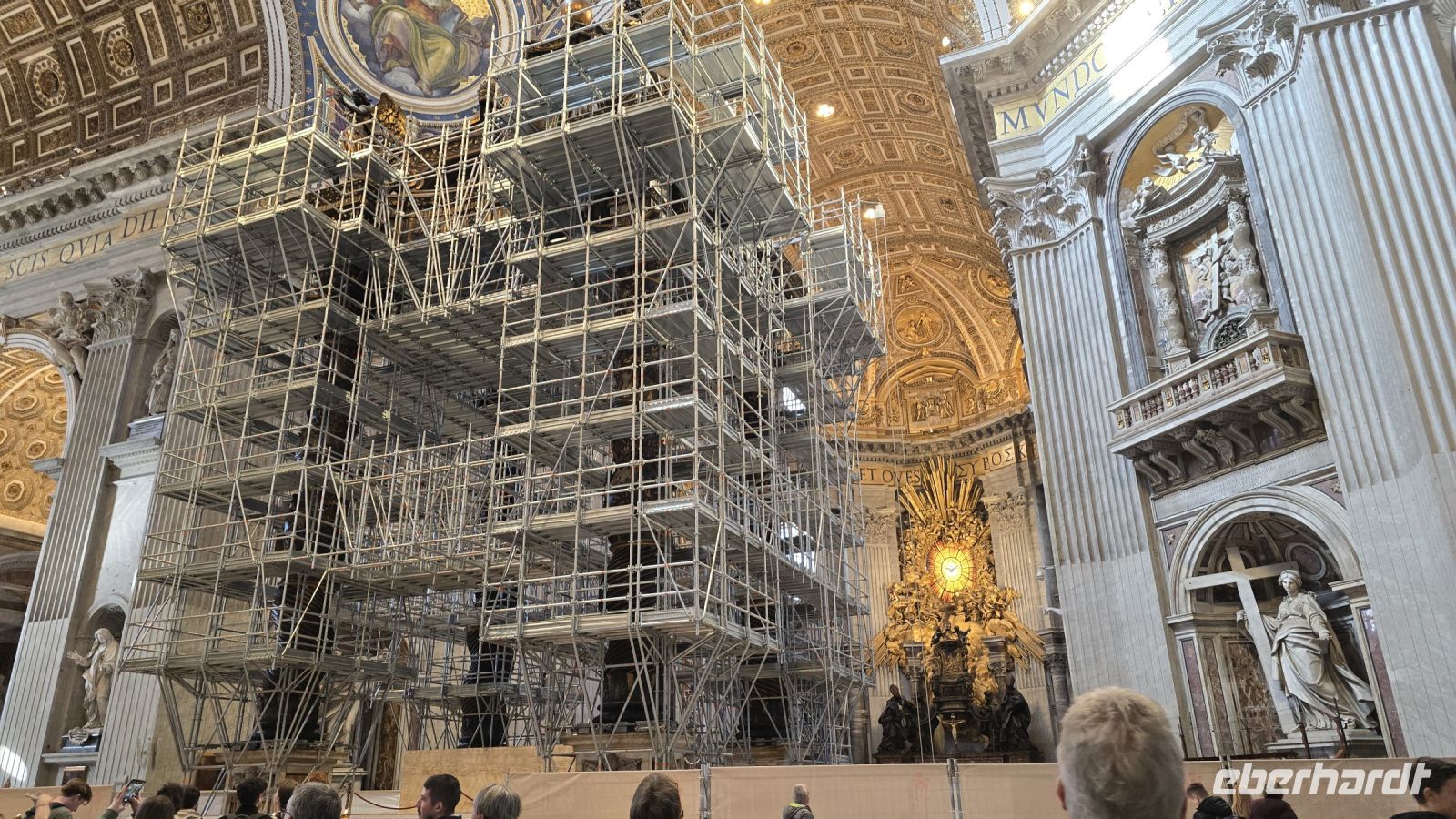 Berninis Baldachin wird derzeit  restauriert