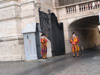 Rom. Schweizergarde am Petersdom