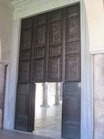 Santa Sabina: Flügeltür aus Zypressenholz aus dem 5. Jahrhundert