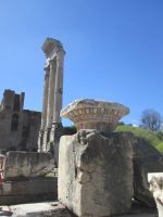 Forum Romanum: Castor und Pollux Tempel und wundervoll verziertes Tympanon