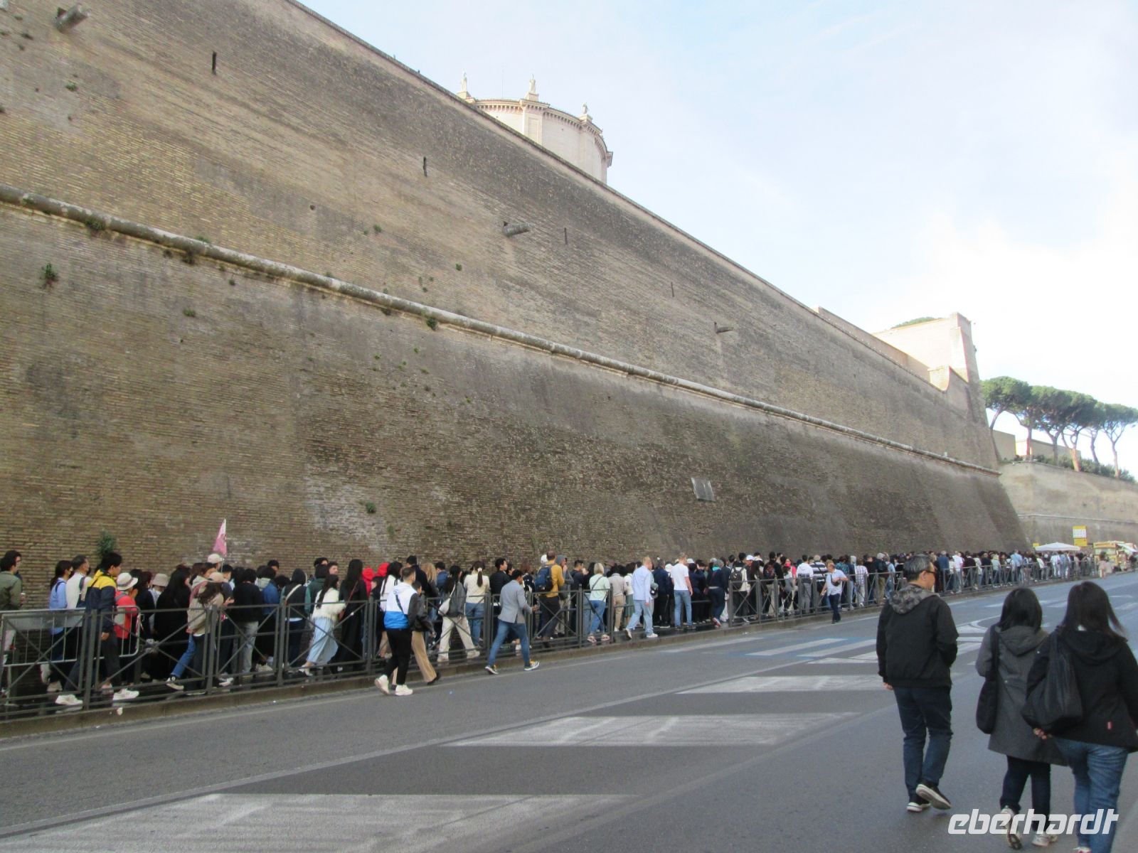 wartende Menschenmenge an den vatikanischen Museen