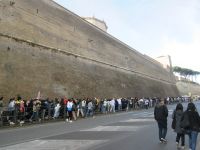 wartende Menschenmenge an den vatikanischen Museen