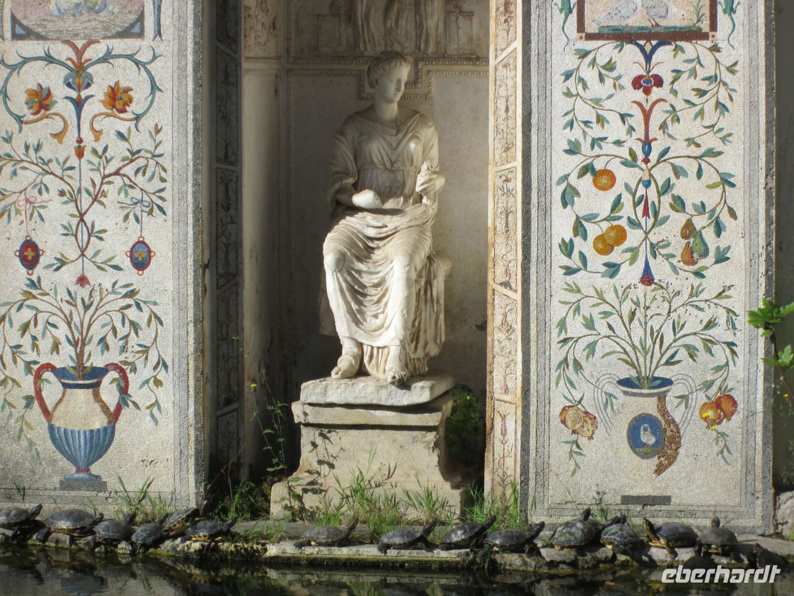 Brunnenbeispiel mit Schildkröten in den vatikanischen Gärten