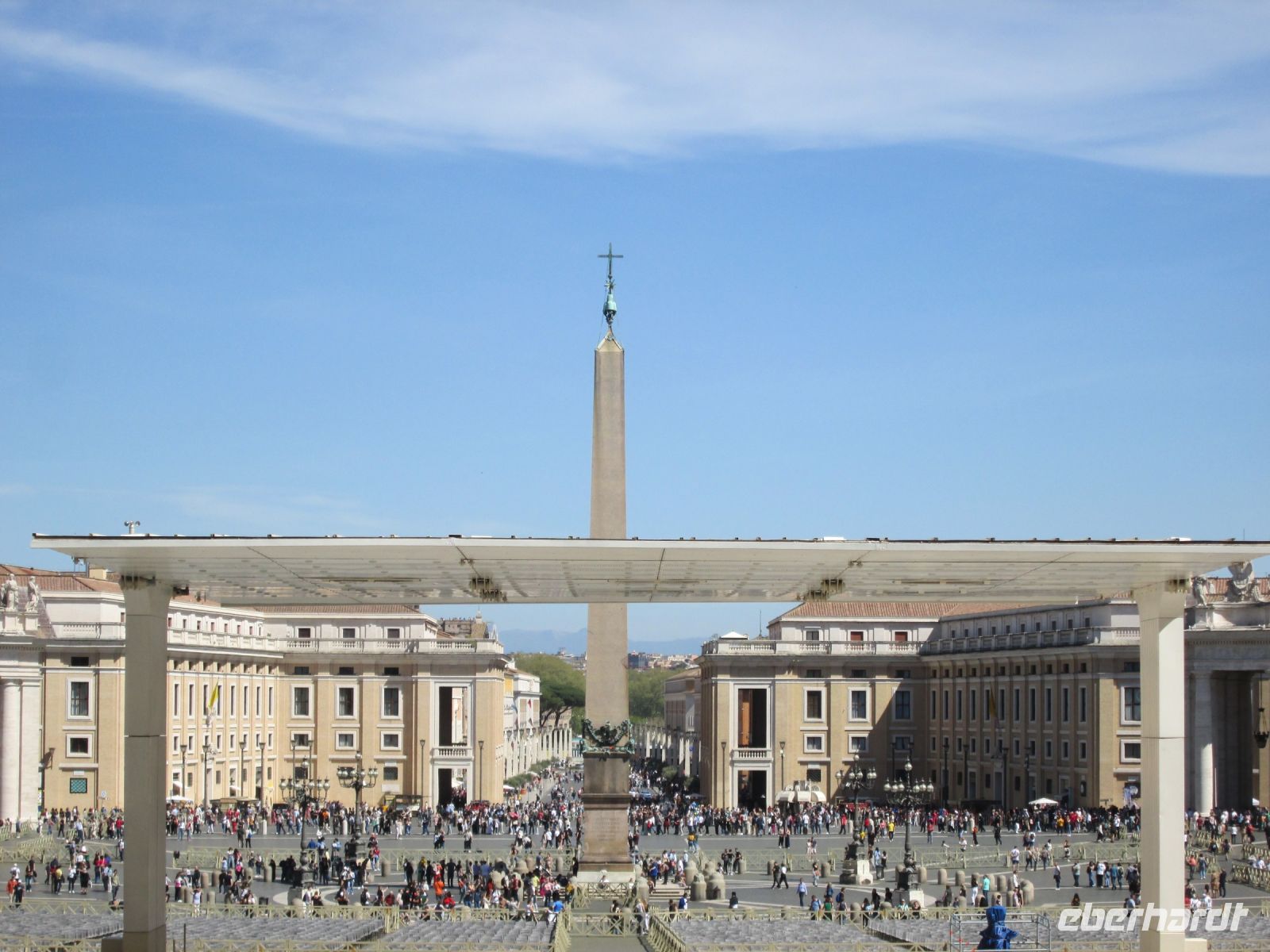 Petersplatz mit Papstbaldachin, Obelisk und Straße der Versöhnung