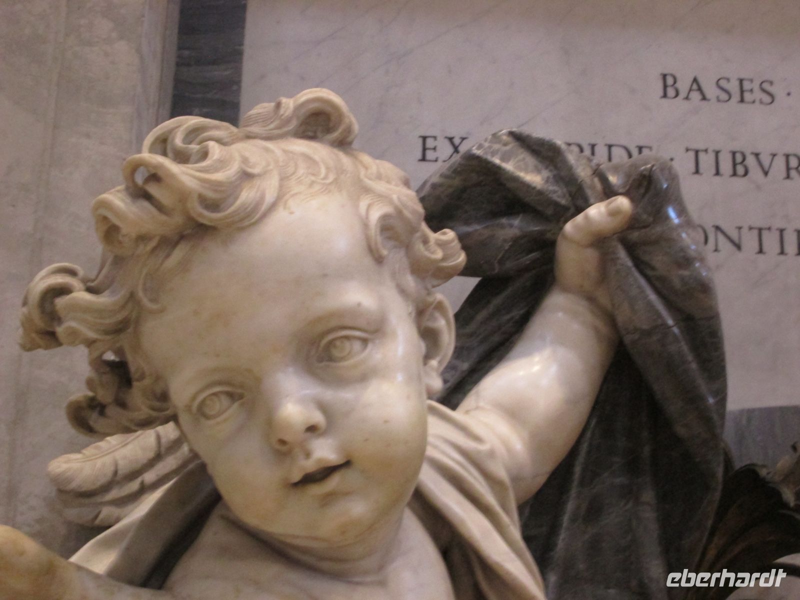 St. Peter: Engel am Weihwasserbecken