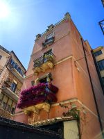 Die Bougainvillea verziert einen Balkon in Taormina