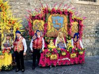 Bunter Frühlingsumzug in Taormina
