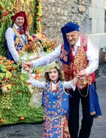 Man feiert gern in Sizilien, Opa mit Enkelin in Taormina