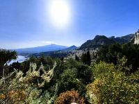 Blick auf den Ätna vom antiken Theater in Taormina