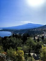 Ätna mit Küste vom antiken Theater in Taormina aus gesehen