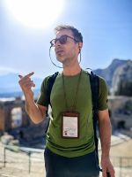 Camillo erklärt uns liebevoll die Geschichte des antiken Theaters in Taormina