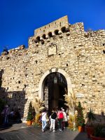 Eines der Stadttore von Taormina
