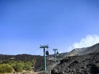 Mit der Seilbahn fahren wir auf die Hochebene am Fuße der vier Gipfel des Ätna