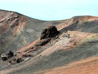 Zwischendurch ist die Landschaft rot gefärbt, Ätnaplateau