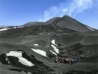 Heute sind nur vereinzelte Schneefelder in einer Höhe von etwa 3.000 Metern zu sehen, Ätna