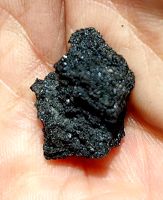 Die etwa zwei bis drei Jahre alte Lava glitzert und funkelt in der Sonne