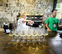 Die Besitzerin kredenzt uns die edlen Tropfen und wir genießen in vollen Zügen