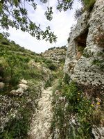 Steinig und steil steigen wir in die Anapo-Schlucht hinunter