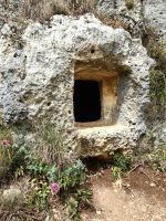 Felsengrab aus der Bronzezeit in der Anaposchlucht