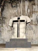 Kunstwerke eines polnischen Künstlers zieren gerade die einstigen Steinbrüche im Park Neapolis, Syrakus