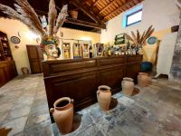 Hier im Weinkeller essen wir auch