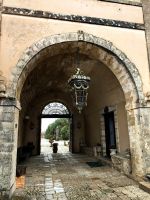 Mondäner Eingang zum Weingut bei Noto