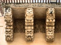 Barocke Verzierungen an einem Balkon in Noto