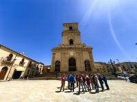 Unsere Gruppe vor der Kathedrale von Enno