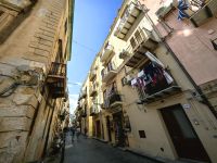 Gasse in Cefalu, wie es das Klischee will mit Wäsche