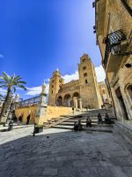 Vor der Kathedrale von Cefalu