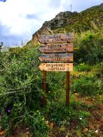 Sehr gut ausgeschilderte Wanderwege im Naturreservat Zingaro