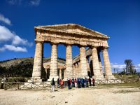 Wir lauschen andächtig den Erklärungen unseres Camillo in Segesta