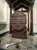 Porphyrsakophag von Friedrich dem II. dem berühmten Staufferkaiser in der Kathedrale von Palermo