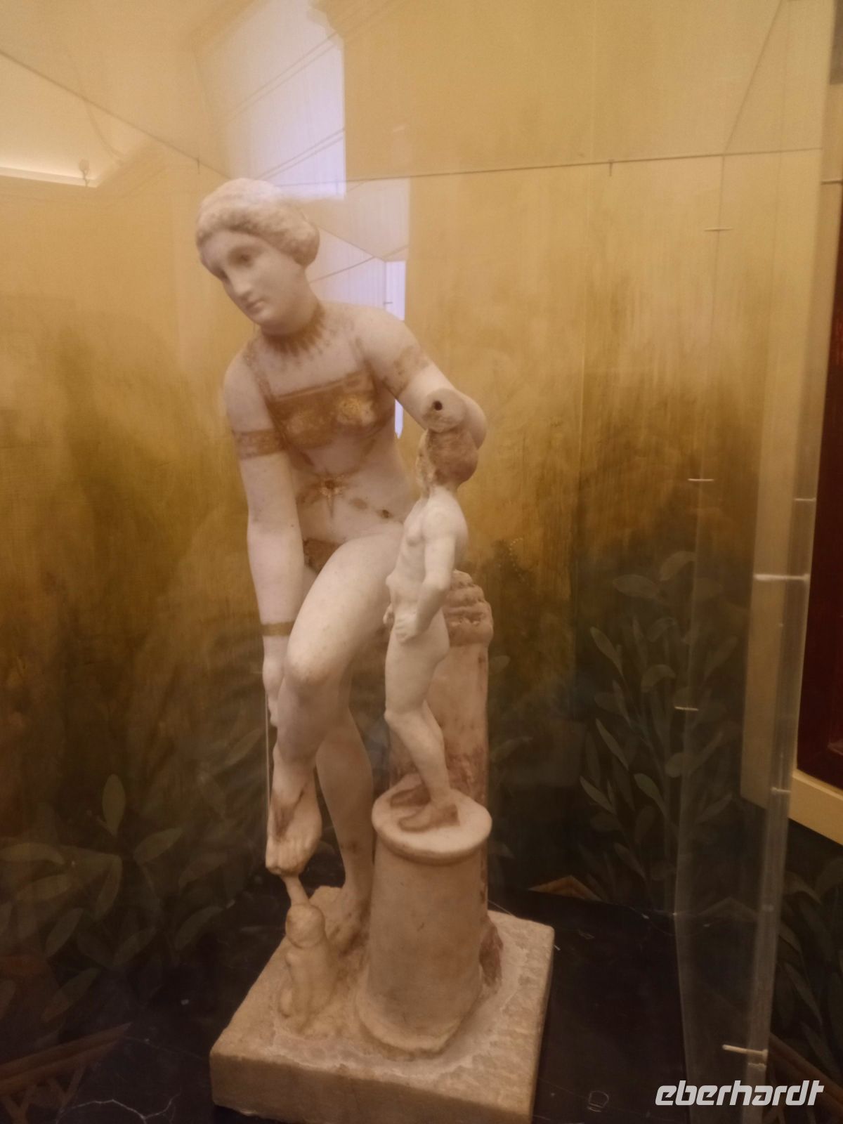 Marmorstatue der Aphrodite mit goldenen Bikini bekleidet