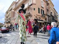 Tropea. Giganten auf dem Corso
