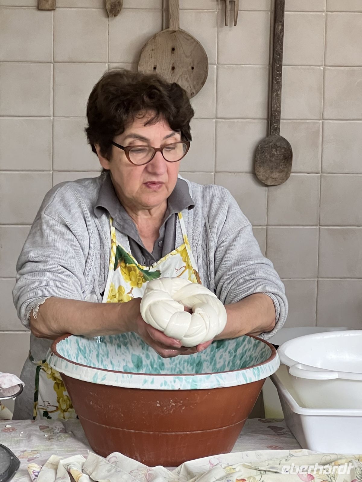 Maria bei der Herstellung Mozarellakäse