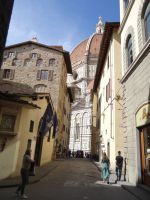 Durch noch so schmale Gasse leuchtet die weiße Marmorverkleidung des Doms Santa Maria del Fiore, 