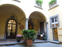 Florenz, ein hübscher Innenhof. Das Tor stand offen…