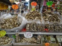 Markthalle, getrocknete Steinpilze unterschiedlicher Güte