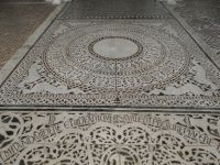 Der Fußboden des Baptisteriums scheint mit Spitze belegt zu sein. 