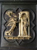 Die erste Tür des Baptisteriums mit einer schwungvollen Verkündigung von Lorenzo Ghiberti, 